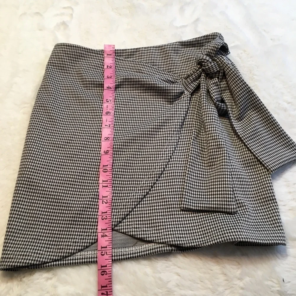 Akira skirt size small